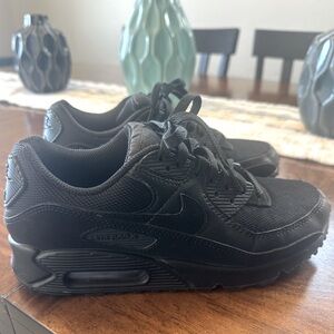 Triple Black Air Max 90’s 🖤